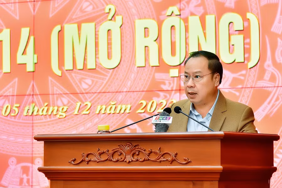 Phó Bí thư Thường trực Tỉnh ủy, Trưởng đoàn đại biểu Quốc hội tỉnh Châu Ngọc Tuấn báo cáo những kết quả đạt được trong năm 2023. Ảnh: Đ.T