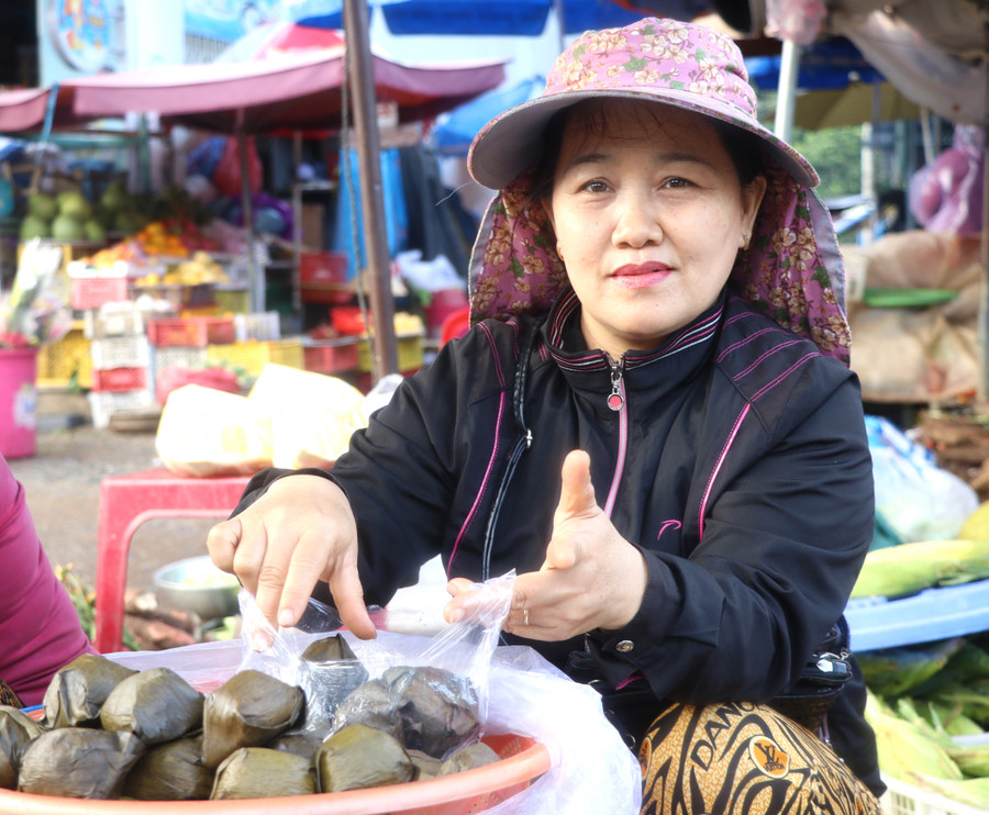 Nguồn vốn tín dụng chính sách đã giúp chị Nguyễn Thị Chiến (tổ 5, phường An Bình) phát triển nghề làm bánh, mang lại thu nhập ổn định. Ảnh: N.M Nguồn vốn tín dụng chính sách đã giúp chị Nguyễn Thị Chiến (tổ 5, phường An Bình) phát triển nghề làm bánh, mang lại thu nhập ổn định. Ảnh: N.M