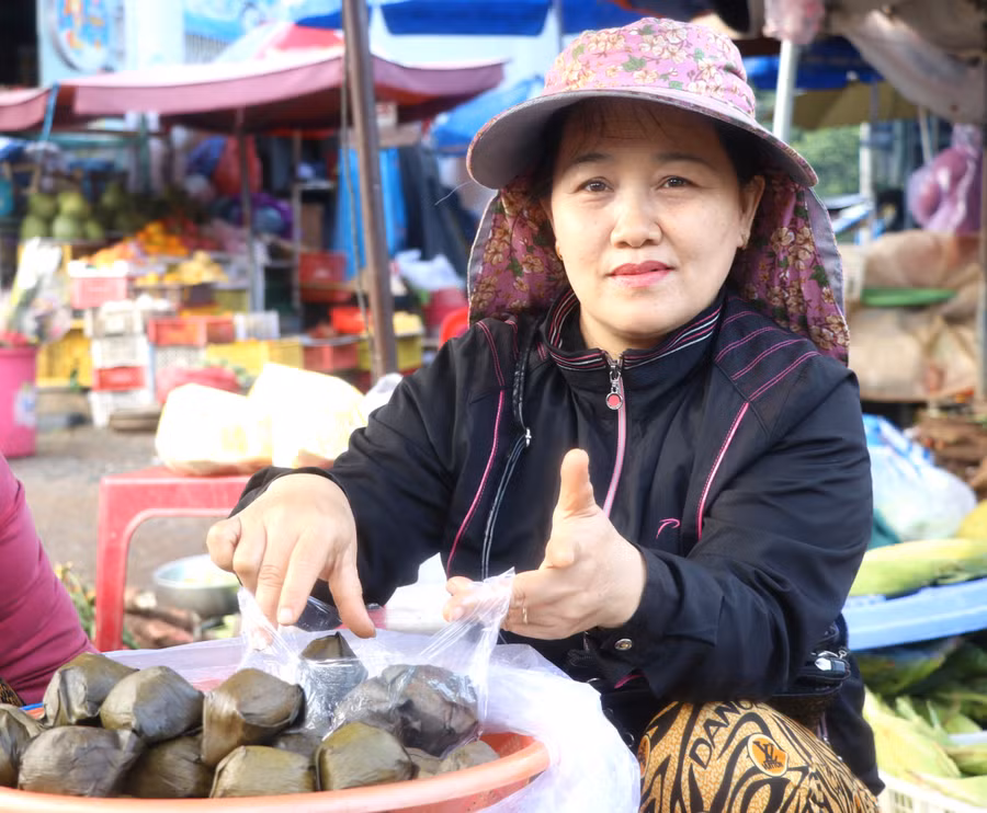 Nguồn vốn tín dụng chính sách đã giúp chị Nguyễn Thị Chiến (tổ 5, phường An Bình) phát triển nghề làm bánh, mang lại thu nhập ổn định. Ảnh: N.M