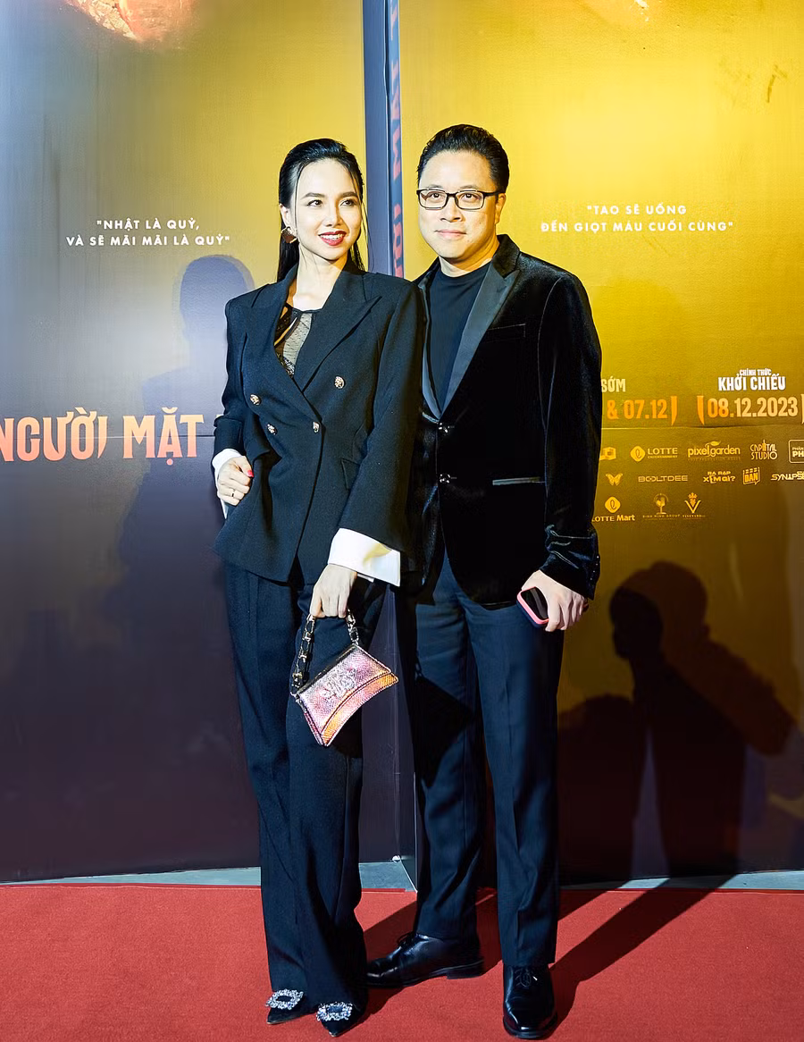 Vợ chồng đạo diễn Victor Vũ - diễn viên Đinh Ngọc Diệp sánh bước tình tứ tại sự kiện. Bộ đôi tài năng này vừa có màn kết hợp ăn ý trong Người vợ cuối cùng