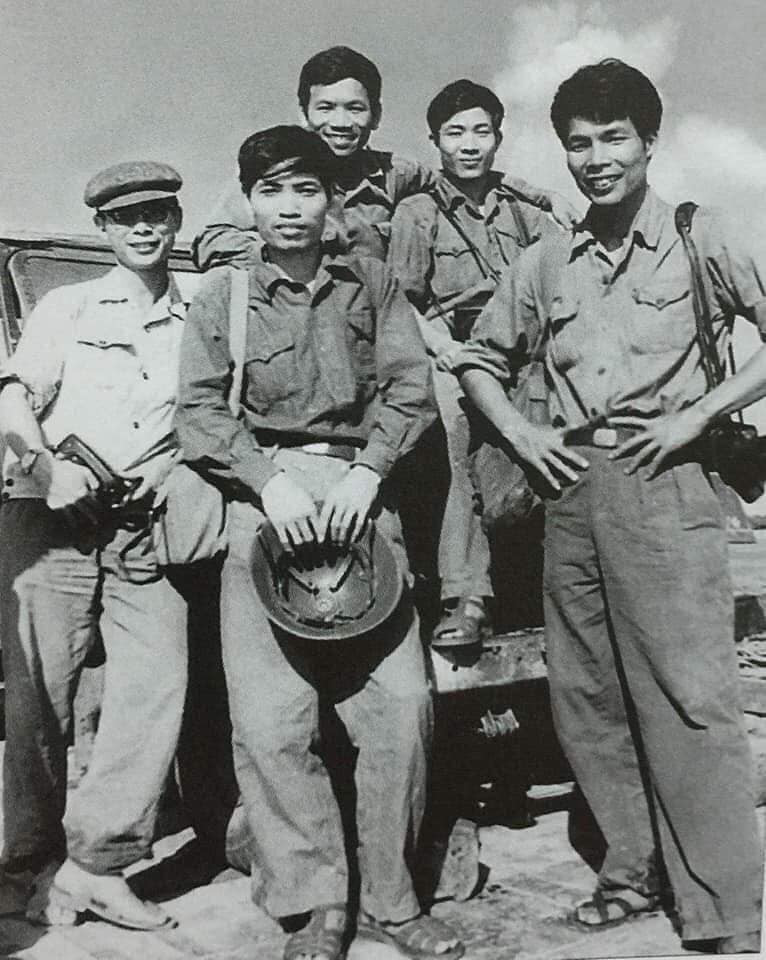 Các phóng viên đang hành quân cùng các chiến sĩ tình nguyện Quân đoàn 3 trên đường từ Công Pông Chàm tiến về giải phóng thị xã Siêm Riệp, 1/1979. Từ trái sang: Võ Văn Lục, Phát thanh quân đội, đài TNVN; và các phóng viên TTXVN: Trần Mai Hưởng, Lê Trọng Thư, Phạm Nhật Nam và Phạm Thanh Hải. Người chụp là phóng viên TTXVN Bùi Tiến Lợi. Bức ảnh này hiện được trưng bày trong bảo tàng Báo chí Việt Nam.