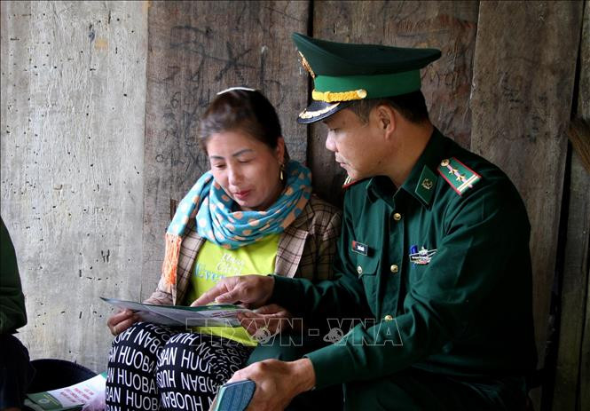 Các chiến sĩ Bộ đội biên phòng tỉnh Nghệ An tuyên truyền pháp luật cho bà con vùng sâu vùng xa huyện biên giới Kỳ Sơn. Ảnh: Văn Tý/TTXVN
