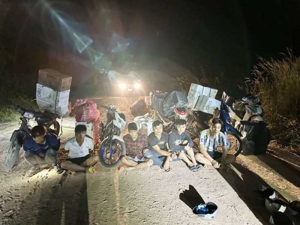 Nhóm đối tượng buôn lậu bị bắt giữ. Nhóm đối tượng buôn lậu bị bắt giữ.