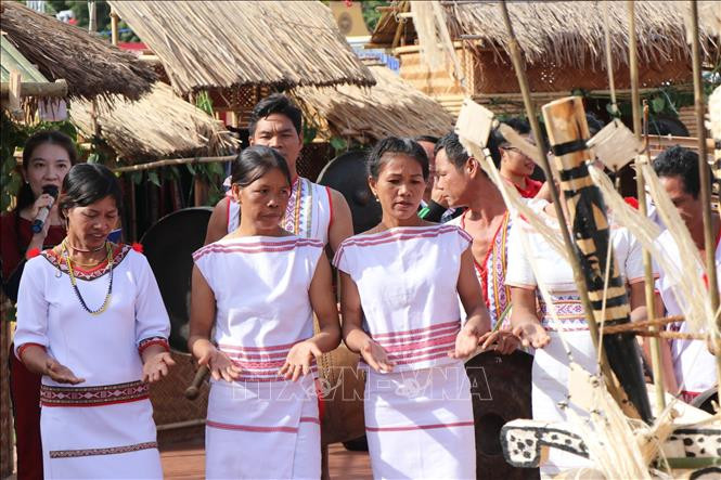 Tái hiện Lễ mở kho lúa của người Rơ Măm (làng Le, huyện Sa Thầy, tỉnh Kon Tum) tại Ngày hội văn hóa, thể thao và du lịch các dân tộc vùng Tây Nguyên lần thứ I tại tỉnh Kon Tum, năm 2023. Ảnh: Khoa Chương/TTXVN Tái hiện Lễ mở kho lúa của người Rơ Măm (làng Le, huyện Sa Thầy, tỉnh Kon Tum) tại Ngày hội văn hóa, thể thao và du lịch các dân tộc vùng Tây Nguyên lần thứ I tại tỉnh Kon Tum, năm 2023. Ảnh: Khoa Chương/TTXVN