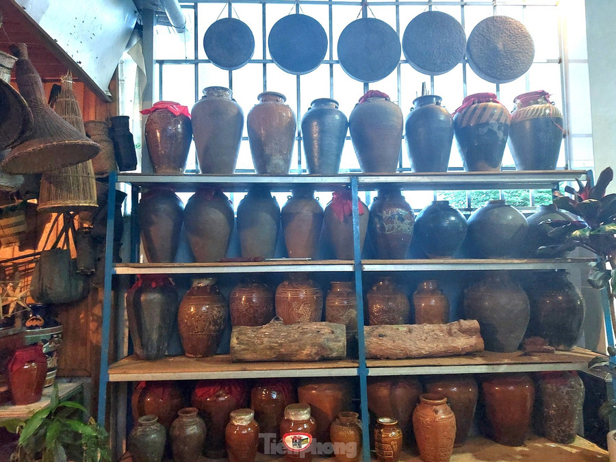 Anh Bộ chia sẻ để sưu tầm được các hiện vật gắn với văn hóa Tây Nguyên, anh đã dành nhiều thời gian nghiên cứu, gặp gỡ người già trong các bon, làng để tìm hiểu. Anh Bộ chia sẻ để sưu tầm được các hiện vật gắn với văn hóa Tây Nguyên, anh đã dành nhiều thời gian nghiên cứu, gặp gỡ người già trong các bon, làng để tìm hiểu.