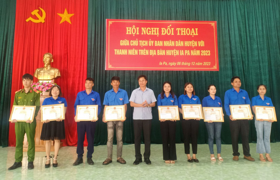 Chủ tịch UBND huyện Ia Pa tặng giấy khen cho các cá nhân tiêu biểu. Ảnh: Như Loan Chủ tịch UBND huyện Ia Pa tặng giấy khen cho các cá nhân tiêu biểu. Ảnh: Như Loan
