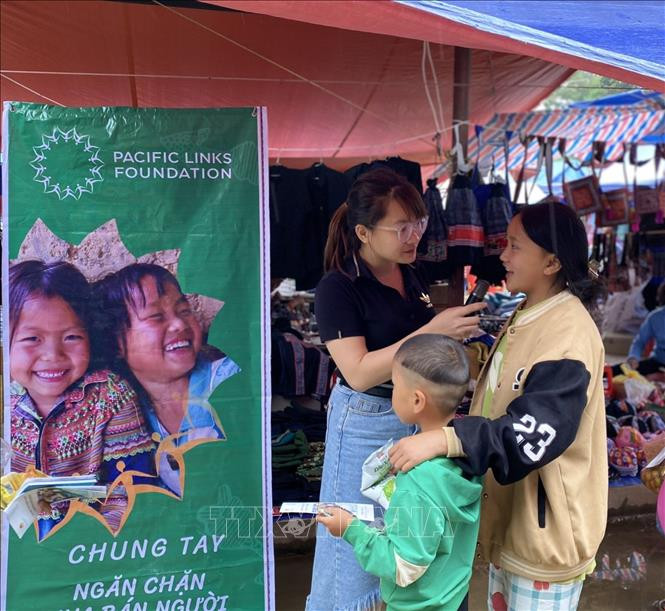 Tuyên truyền về phòng, chống mua bán người cho phụ nữ dân tộc thiểu số tại chợ trung tâm xã Sín Chéng, huyện Si Ma Cai, tỉnh Lào Cai. Ảnh: Hương Thu/TTXVN Tuyên truyền về phòng, chống mua bán người cho phụ nữ dân tộc thiểu số tại chợ trung tâm xã Sín Chéng, huyện Si Ma Cai, tỉnh Lào Cai. Ảnh: Hương Thu/TTXVN