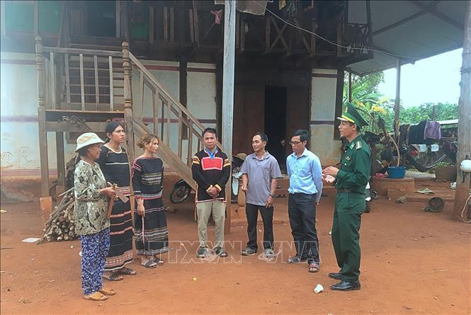Bộ đội Biên phòng tỉnh Gia Lai tuyên truyền pháp luật cho người dân trên địa bàn các xã biên giới. Ảnh: Hoài Nam/TTXVN Bộ đội Biên phòng tỉnh Gia Lai tuyên truyền pháp luật cho người dân trên địa bàn các xã biên giới. Ảnh: Hoài Nam/TTXVN