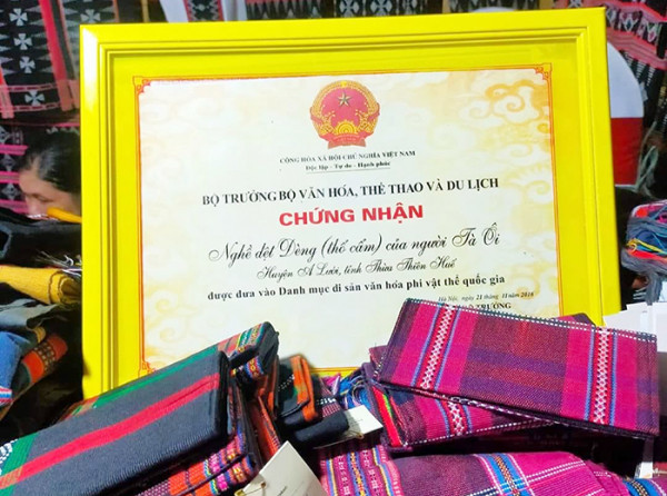 Làng dệt dèng nằm trong số 13 làng nghề tiêu biểu của tỉnh Thừa Thiên- Huế được lựa chọn để bảo tồn lâu dài. Làng dệt dèng nằm trong số 13 làng nghề tiêu biểu của tỉnh Thừa Thiên- Huế được lựa chọn để bảo tồn lâu dài.