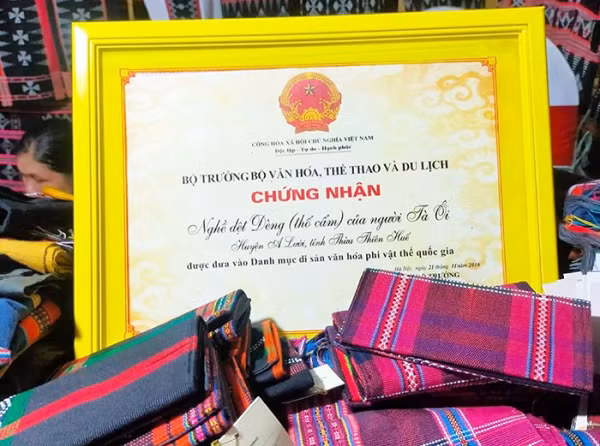 Làng dệt dèng nằm trong số 13 làng nghề tiêu biểu của tỉnh Thừa Thiên- Huế được lựa chọn để bảo tồn lâu dài. Làng dệt dèng nằm trong số 13 làng nghề tiêu biểu của tỉnh Thừa Thiên- Huế được lựa chọn để bảo tồn lâu dài.