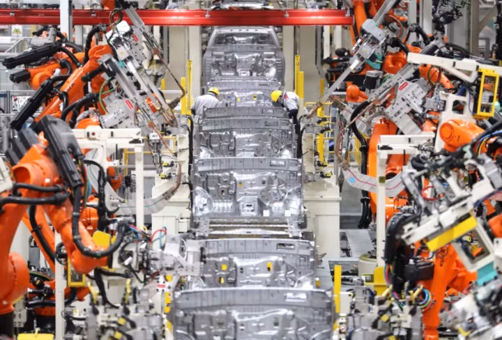 Robot hàn tự động trong dây chuyền sản xuất ô tô của một nhà máy ở thành phố Thanh Đảo, Trung Quốc. Ảnh: SCMP