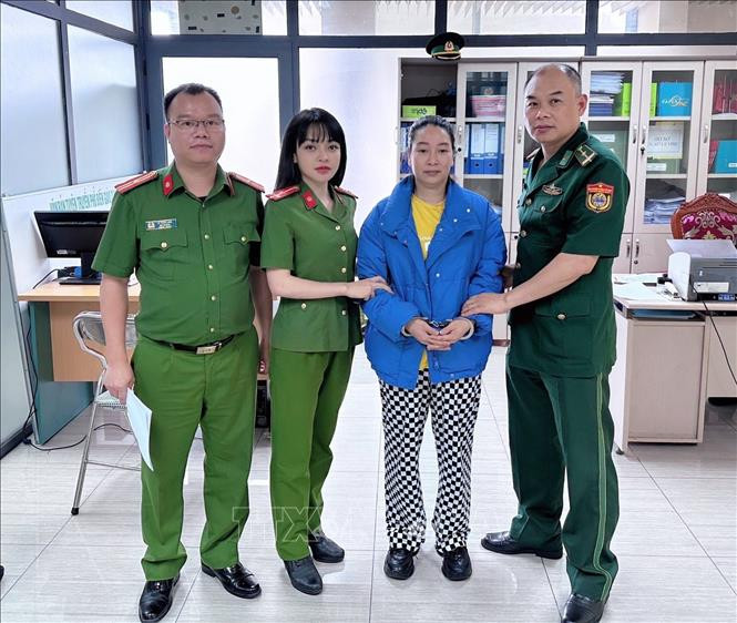 Ngày 15/5/2023, Công an tỉnh Tuyên Quang cho biết, phòng Cảnh sát hình sự Công an tỉnh Tuyên Quang đã phối hợp với phòng Cảnh sát hình sự Công an tỉnh Lạng Sơn, Trạm Biên phòng Cửa khẩu quốc tế Hữu Nghị và Trạm Kiểm tra biên phòng xuất nhập cảnh Hữu Nghị Quan, Trung Quốc phát hiện, bắt giữ đối tượng Lương Thị Huệ, sinh năm 1981, trú tại Tổ 13, phường Yên Ninh, thành phố Yên Bái, tỉnh Yên Bái về tội mua bán người. Thời điểm bị bắt giữ, Lương Thị Huệ bị truy nã quốc tế và đã lẩn trốn được 18 năm. Ảnh: TTXVN phát Ngày 15/5/2023, Công an tỉnh Tuyên Quang cho biết, phòng Cảnh sát hình sự Công an tỉnh Tuyên Quang đã phối hợp với phòng Cảnh sát hình sự Công an tỉnh Lạng Sơn, Trạm Biên phòng Cửa khẩu quốc tế Hữu Nghị và Trạm Kiểm tra biên phòng xuất nhập cảnh Hữu Nghị Quan, Trung Quốc phát hiện, bắt giữ đối tượng Lương Thị Huệ, sinh năm 1981, trú tại Tổ 13, phường Yên Ninh, thành phố Yên Bái, tỉnh Yên Bái về tội mua bán người. Thời điểm bị bắt giữ, Lương Thị Huệ bị truy nã quốc tế và đã lẩn trốn được 18 năm. Ảnh: TTXVN phát
