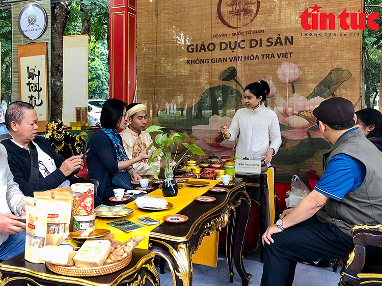 Các nghệ nhân giới thiệu nghệ thuật pha trà, thưởng trà, với những loại trà hảo hạng. Các nghệ nhân giới thiệu nghệ thuật pha trà, thưởng trà, với những loại trà hảo hạng.