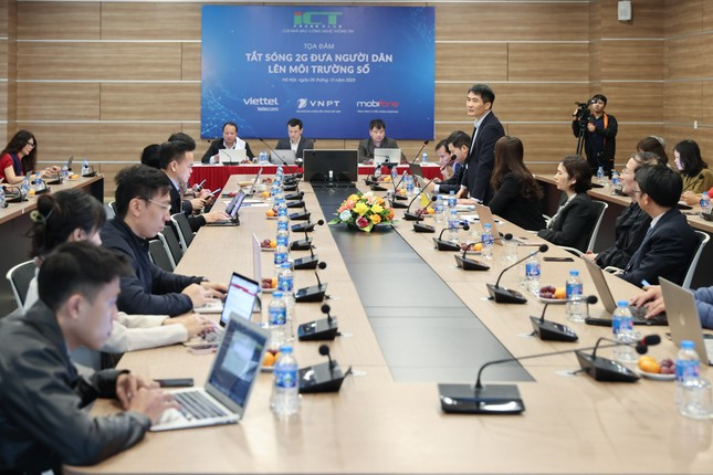 Ông Nguyễn Phong Nhã - Phó Cục trưởng Cục Viễn thông - chia sẻ nội dung về tắt sóng 2G tại tọa đàm sáng 5/12.