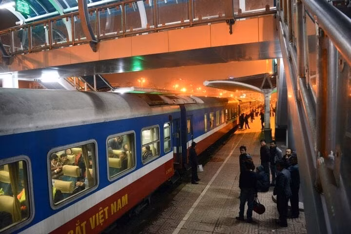 So với lĩnh vực giao thông khác, đường sắt đang bị bỏ lại phía sau bởi hạ tầng lạc hậu, thị phần giảm sút. Do đó, việc đầu tư tuyến đường sắt hiện đại là rất đúng đắn và cấp thiết. So với lĩnh vực giao thông khác, đường sắt đang bị bỏ lại phía sau bởi hạ tầng lạc hậu, thị phần giảm sút. Do đó, việc đầu tư tuyến đường sắt hiện đại là rất đúng đắn và cấp thiết.