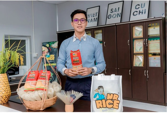 Lê Duy Toàn với sản phẩm Bún dưa hấu tại Hội chợ triển lãm Thaifex tháng 5-2022 tại Bangkok, Thái Lan. Ảnh: NVCC