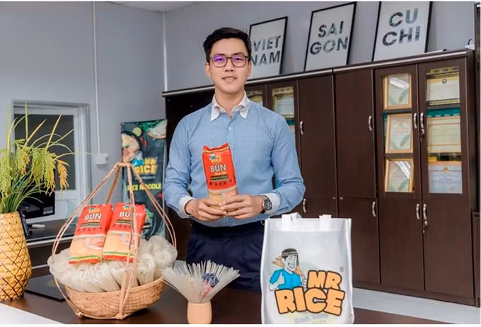 Lê Duy Toàn với sản phẩm Bún dưa hấu tại Hội chợ triển lãm Thaifex tháng 5-2022 tại Bangkok, Thái Lan. Ảnh: NVCC