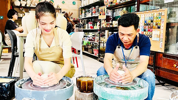 Anh Dương Minh Tâm hướng dẫn cách làm ly gốm cho một bạn trẻ tham gia lớp trải nghiệm tại Vườn Nhà Gốm. Anh Dương Minh Tâm hướng dẫn cách làm ly gốm cho một bạn trẻ tham gia lớp trải nghiệm tại Vườn Nhà Gốm.