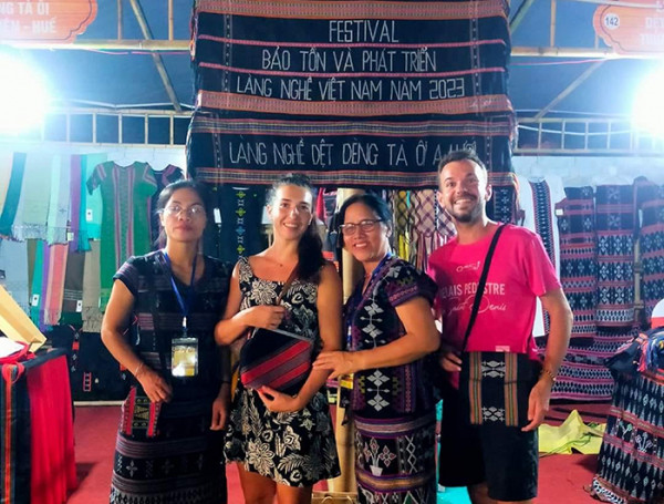 Du khách nước ngoài thích thú với sản phẩm thổ cẩm dèng. Du khách nước ngoài thích thú với sản phẩm thổ cẩm dèng.