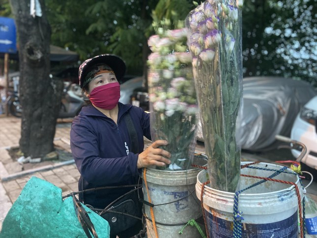 Chị Huyền đang sắp xếp, bày trí những đóa hoa để chuẩn bị bán hàng Chị Huyền đang sắp xếp, bày trí những đóa hoa để chuẩn bị bán hàng