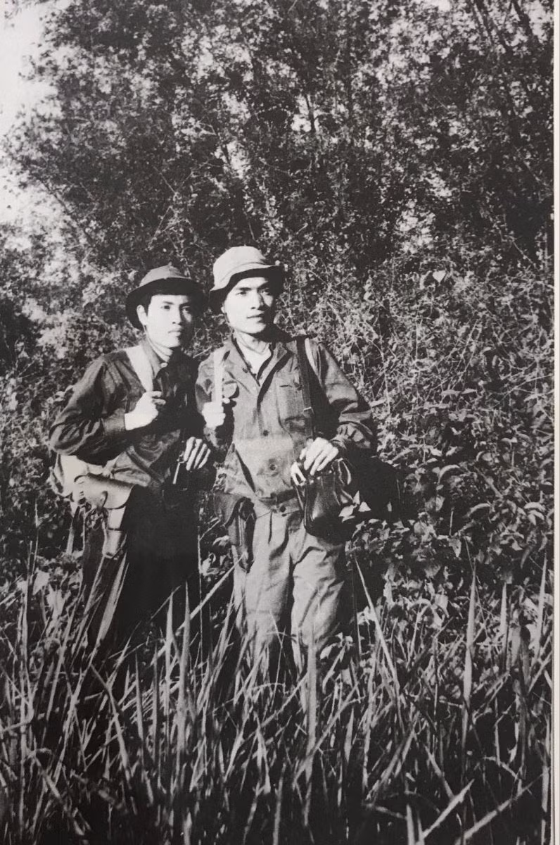 Nhà báo Xuân Lâm (phải) và nhà báo Trần Mai Hưởng trên đường hành quân trong chiến dịch Quảng Trị, năm 1972.