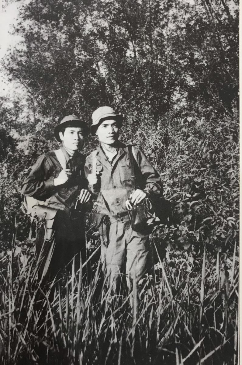 Nhà báo Xuân Lâm (phải) và nhà báo Trần Mai Hưởng trên đường hành quân trong chiến dịch Quảng Trị, năm 1972.