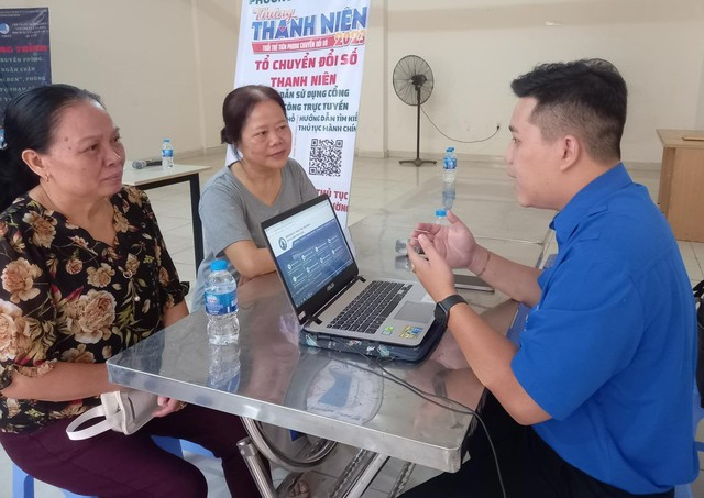 Chủ đề 'Năm chuyển đổi số' đã tiếp thêm động lực cho người trẻ - Ảnh 2. Tổ công nghệ chuyển đổi số cộng đồng giúp người dân biết, hiểu và thực hiện các nội dung kỹ năng số cơ bản