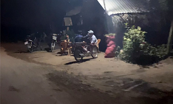 Một điểm của “chim lợn” đặt ngay ngã ba đường Một điểm của “chim lợn” đặt ngay ngã ba đường