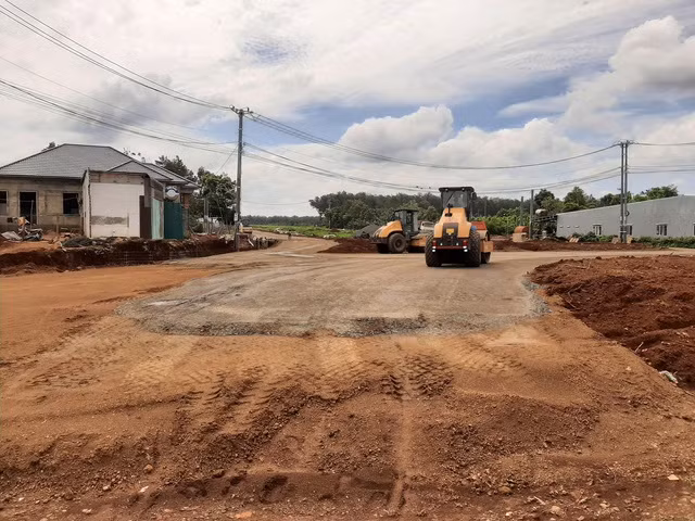 Thi công đường Hồ Chí Minh đoạn tránh đông Buôn Ma Thuột tại điểm giao cắt với QL27. Ảnh: Trung Chuyên