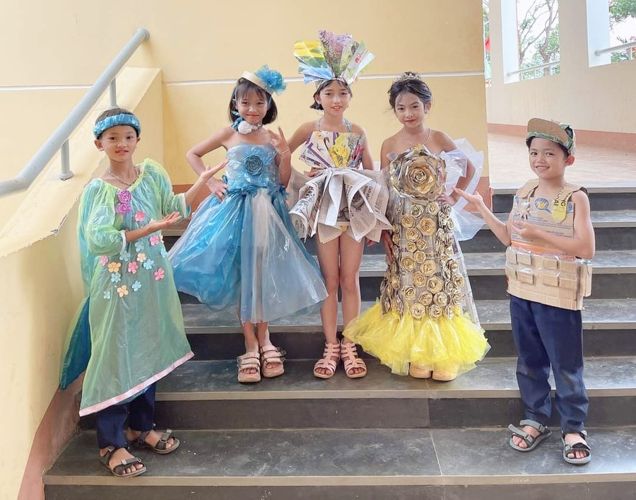 Học sinh Trường Tiểu học Anh hùng Núp (phường Thắng Lợi, TP. Pleiku) tự thiết kế trang phục làm bằng rác thải nhựa để tham gia hoạt động trải nghiệm. Ảnh: N.H Học sinh Trường Tiểu học Anh hùng Núp (phường Thắng Lợi, TP. Pleiku) tự thiết kế trang phục làm bằng rác thải nhựa để tham gia hoạt động trải nghiệm. Ảnh: N.H