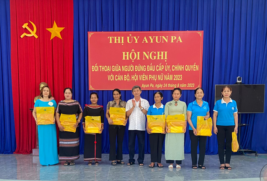 Thường trực Thị ủy Ayun Pa tặng 30 phần quà cho hội viên phụ nữ có hoàn cảnh khó khăn và chi hội trưởng tiêu biểu tại các xã, phường. Ảnh: Nguyễn Sang Thường trực Thị ủy Ayun Pa tặng 30 phần quà cho hội viên phụ nữ có hoàn cảnh khó khăn và chi hội trưởng tiêu biểu tại các xã, phường. Ảnh: Nguyễn Sang