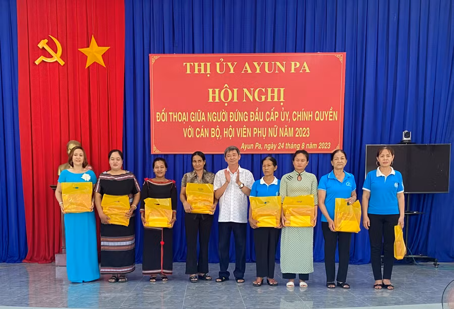 Thường trực Thị ủy Ayun Pa tặng 30 phần quà cho hội viên phụ nữ có hoàn cảnh khó khăn và chi hội trưởng tiêu biểu tại các xã, phường. Ảnh: Nguyễn Sang