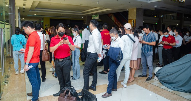 Khách hàng xếp hàng mua căn hộ tại một dự án ở TP.Thủ Đức (TP.HCM). Ảnh: Đình Sơn