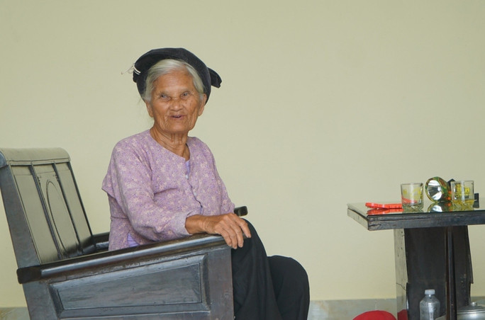 Dân vạn chài hết kiếp lênh đênh - Ảnh 3. Bà Nguyễn Thị Giao vui mừng trong căn nhà mới