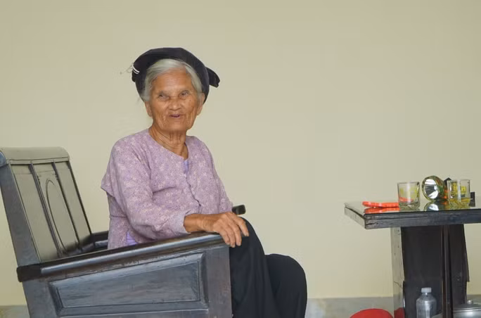 Bà Nguyễn Thị Giao vui mừng trong căn nhà mới