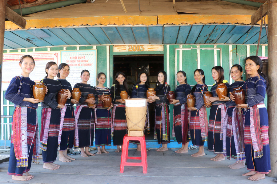 Mỗi quý, hội viên phụ nữ thôn 1 (xã Đông, huyện Kbang) tập trung tại nhà rông để đóng góp gạo hỗ trợ những trường hợp khó khăn. Ảnh: Ngọc Minh Mỗi quý, hội viên phụ nữ thôn 1 (xã Đông, huyện Kbang) tập trung tại nhà rông để đóng góp gạo hỗ trợ những trường hợp khó khăn. Ảnh: Ngọc Minh