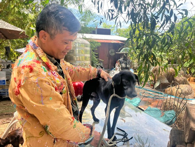 Họa sĩ Nguyễn Quốc Dân đang làm thủ tục “phóng sinh” một chú chó sắp bị đưa vào lò mổ Họa sĩ Nguyễn Quốc Dân đang làm thủ tục “phóng sinh” một chú chó sắp bị đưa vào lò mổ