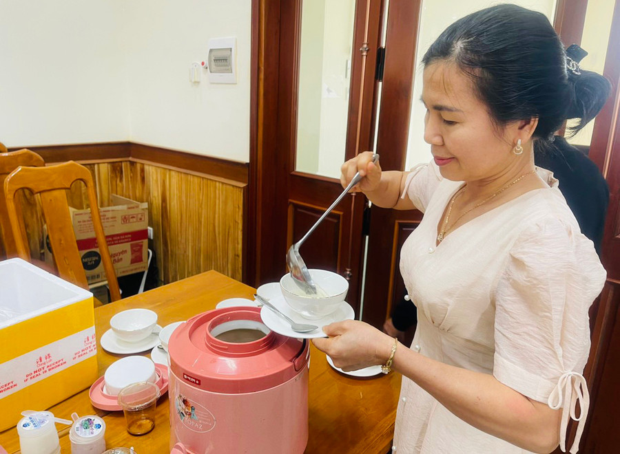 Chị Đinh Thị Sâm (632 Hùng Vương, thị trấn Phú Thiện) chưng tổ yến để giới thiệu với người tiêu dùng. Ảnh: V.C Chị Đinh Thị Sâm (632 Hùng Vương, thị trấn Phú Thiện) chưng tổ yến để giới thiệu với người tiêu dùng. Ảnh: V.C