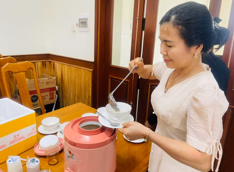 Chị Đinh Thị Sâm (632 Hùng Vương, thị trấn Phú Thiện) chưng tổ yến để giới thiệu với người tiêu dùng. Ảnh: V.C