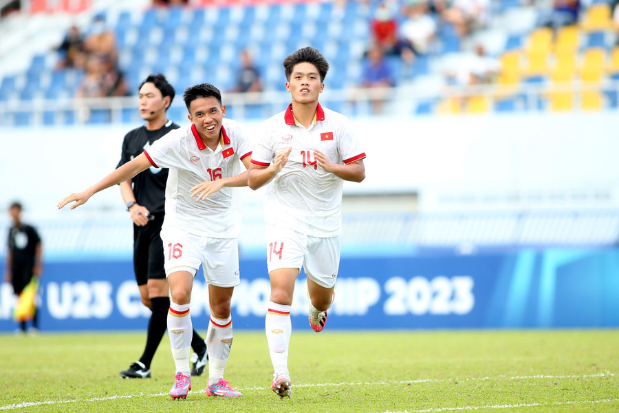 Tiền đạo HAGL được AFF vinh danh, 4 sao U.23 Việt Nam lọt tốp xuất sắc nhất - Ảnh 2. Tiền đạo đang khoác áo HAGL (14) có màn trình diễn tròn vai ở giải U.23 Đông Nam Á 2023. Ảnh: VƯƠNG ANH