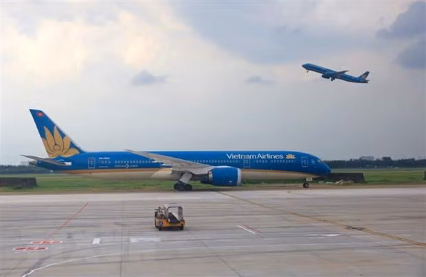 Máy bay của hãng hàng không Vietnam Airlines cất và hạ cánh tại sân bay Tân Sơn Nhất. Ảnh: Ngọc Hà/TTXVN