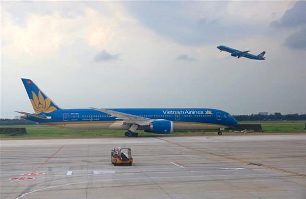 Máy bay của hãng hàng không Vietnam Airlines cất và hạ cánh tại sân bay Tân Sơn Nhất. Ảnh: Ngọc Hà/TTXVN Máy bay của hãng hàng không Vietnam Airlines cất và hạ cánh tại sân bay Tân Sơn Nhất. Ảnh: Ngọc Hà/TTXVN