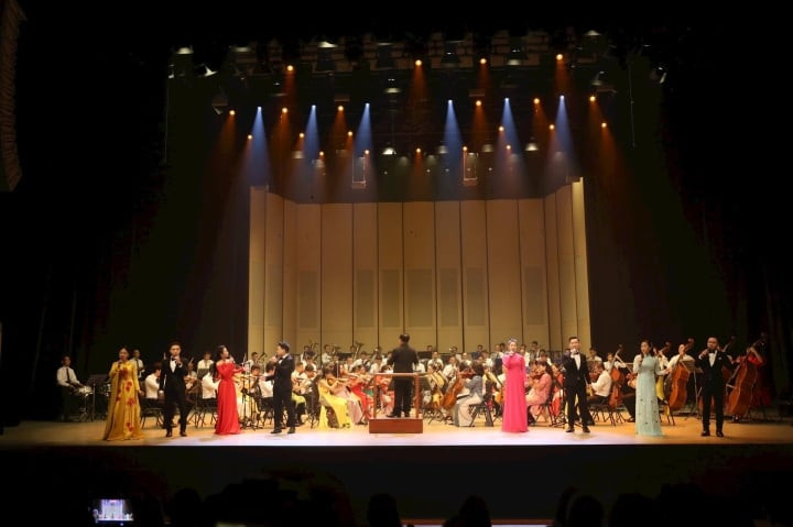Các nghệ sỹ và dàn nhạc giao hưởng biểu diễn trong chương trình. Ảnh: Tuấn Đức