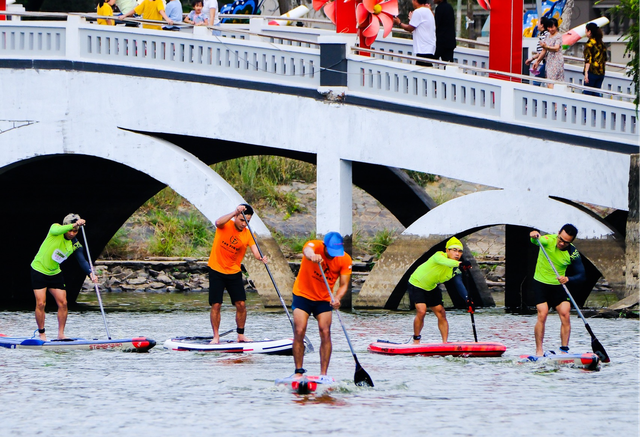 Lễ 2.9, du khách về Long Hải xem đua SUP, xuống Vũng Tàu dự lễ hội bia - Ảnh 1. Các vận động viên chèo SUP ở hồ Bàu Thành, H.Long Điền. Ảnh: CTV