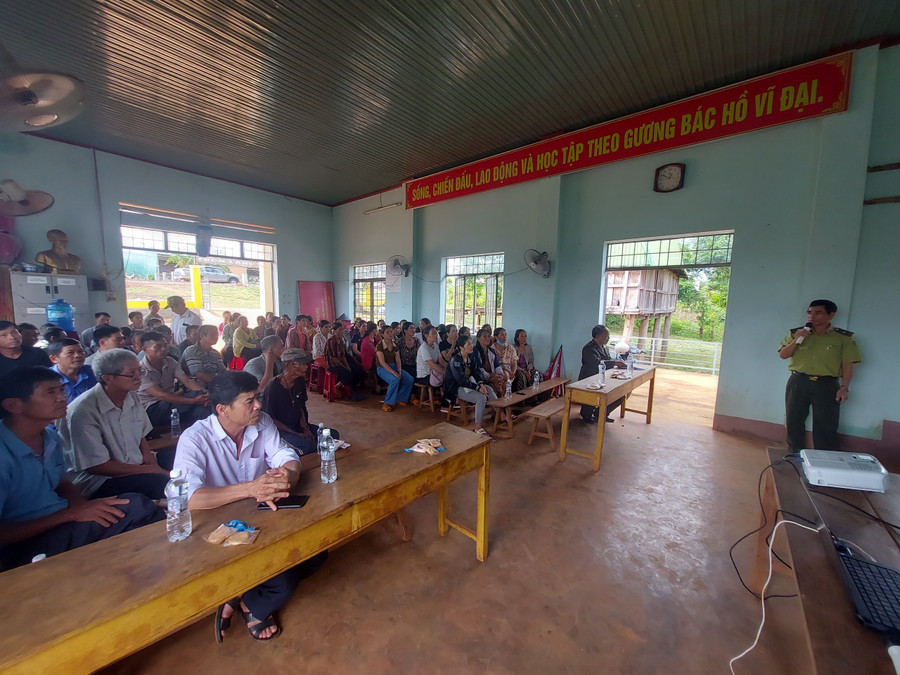 Lực lượng kiểm lâm tuyên truyền, bảo vệ động vật hoang dã tại huyện Đức Cơ. Ảnh: Nguyễn Diệp Lực lượng kiểm lâm tuyên truyền, bảo vệ động vật hoang dã tại huyện Đức Cơ. Ảnh: Nguyễn Diệp