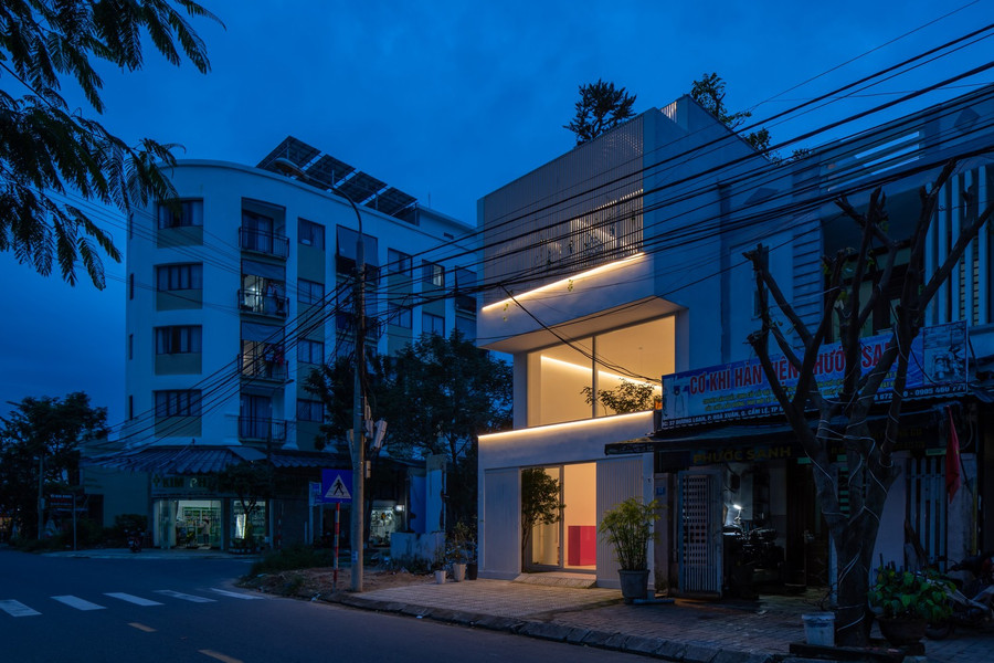 Nhà 'tản bộ' gây ấn tượng với thiết kế theo chiều dọc ảnh 24 Nhà 'tản bộ' gây ấn tượng với thiết kế theo chiều dọc ảnh 24