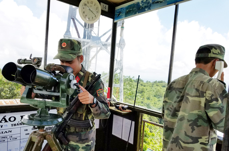 Các chiến sĩ làm nhiệm quan sát bầu trời tại Lữ đoàn Phòng không 234. Ảnh: Vĩnh Hoàng