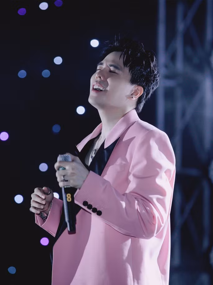 Trịnh Thăng Bình thư sinh ngày nào nay bụi bặm để tóc dài, sơn móng tay đen - Ảnh 3. Anh cho biết đã hoài nghi chính bản thân mình