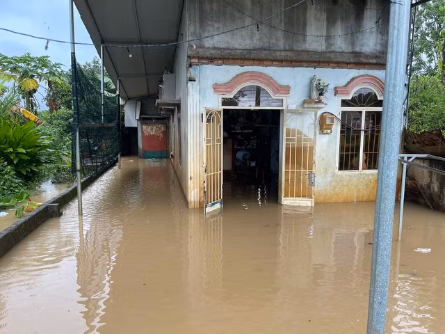 Nhà dân bị ngập. Ảnh: G.B