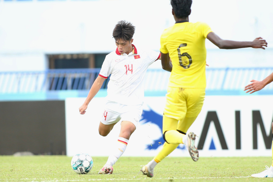 Quốc Việt (14) sút tung lưới U.23 Malaysia ở trận bán kết. Ảnh: Vương Anh